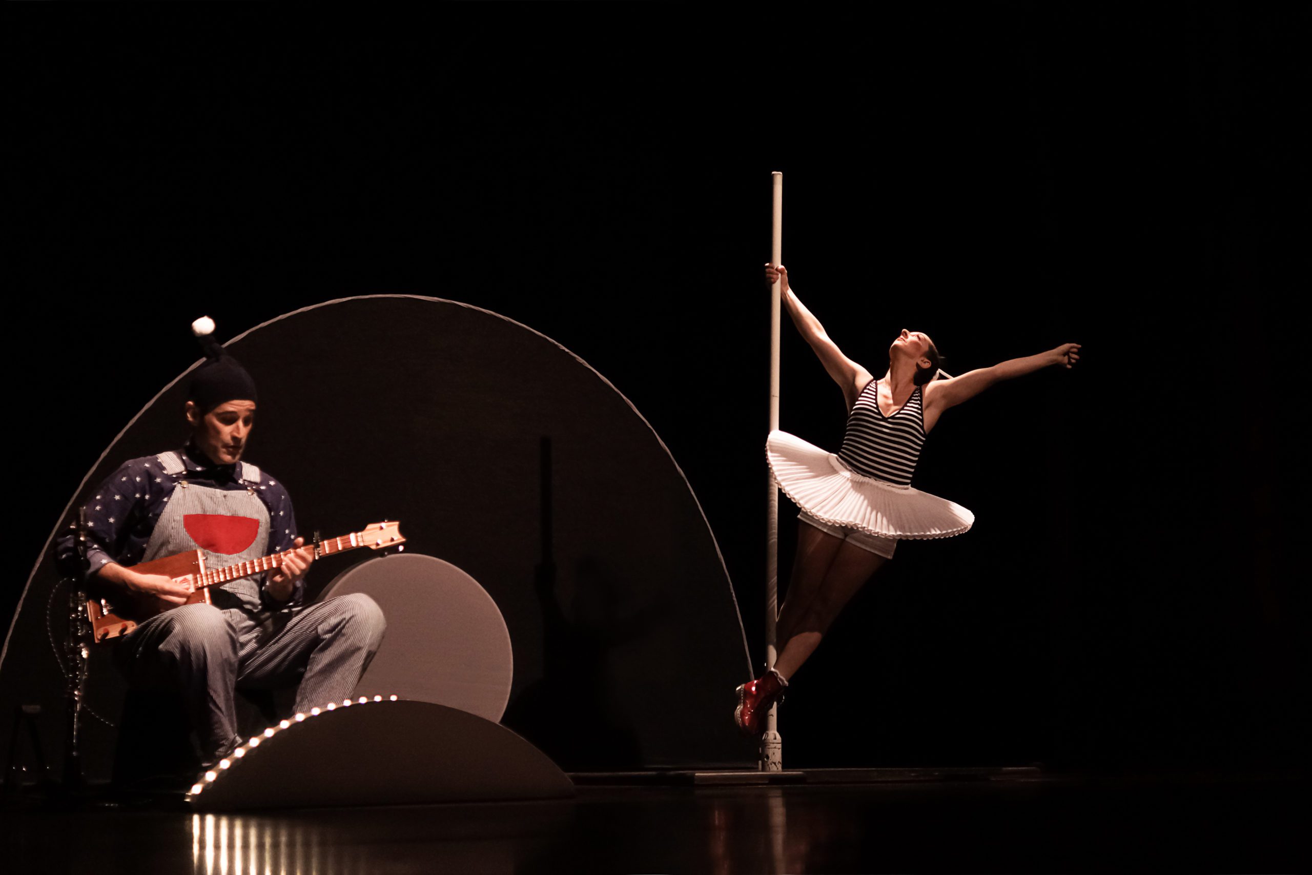 Les spectacles burlesques montrent aussi des performances de pôle dance.